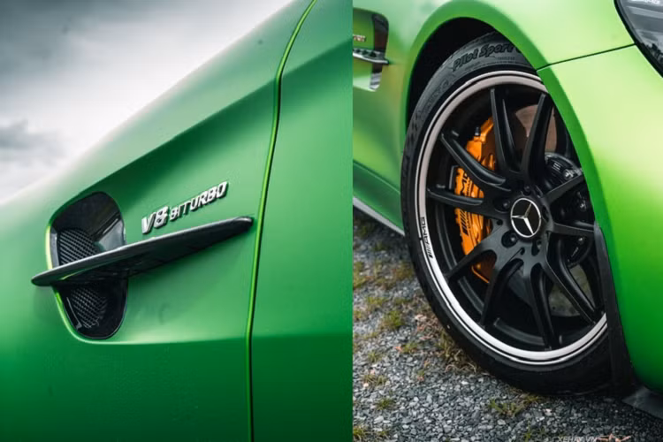 Di chuyển vào trong, nội thất của Mercedes-AMG GT R được thiết kế đơn giản nhưng sang trọng với ghế ngồi thể thao bọc da Nappa chỉnh cơ trọng lượng nhẹ, vô lăng AMG bọc sợi Dinamica tích hợp cụm điều khiển chế độ lái AMG, các nút bấm ở bệ trung tâm là thuộc dạng cảm ứng với đèn nền đồ họa tạo chiều sâu.