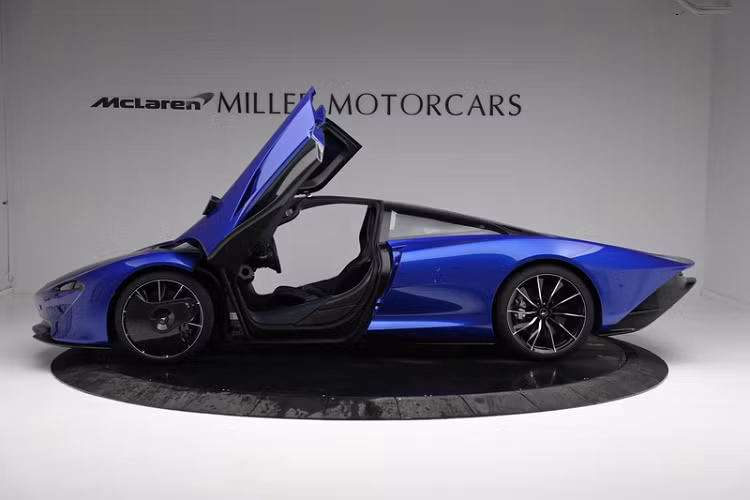 Siêu phẩm này được hoàn thiện trong màu sơn xanh dương Burton Blue, đi kèm hàng loạt chi tiết làm bằng sợi carbon mờ ở ngoại thất, gồm bộ chia gió phía trước, ốp bên hông, ốp hốc bánh xe phía trước và bộ khuếch tán hầm hố phía sau.