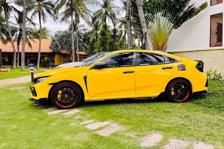 Hiện tại, dòng xe Honda Civic tại Việt Nam đã có phiên bản 2022 được ra mắt vào sáng hôm nay, ngày 16/2/2022. Giá xe Honda Civic 2022 mới nhất tại Việt Nam hiện nay là 730 triệu đến 870 triệu đồng cho các phiên bản khác nhau. Tổng cộng xe Honda Civic 2022 có 3 phiên bản, giảm 3 bản so với đời cũ.