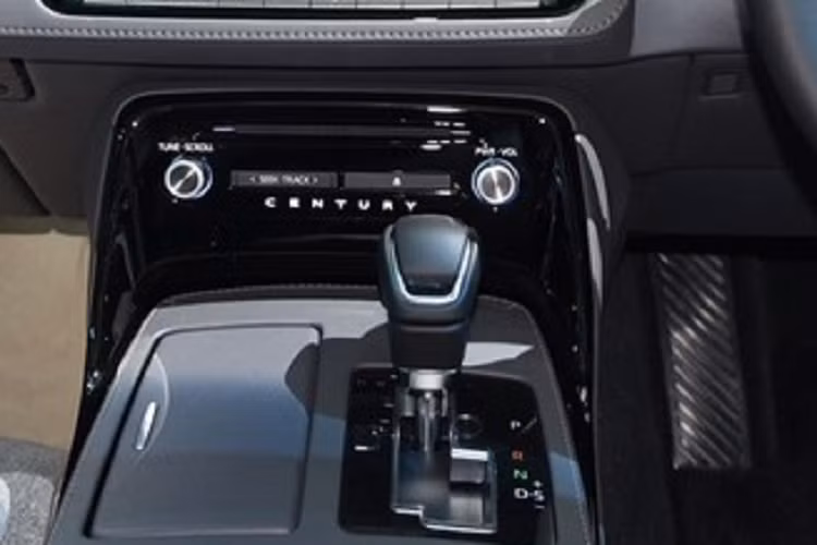Hiện chưa có thông tin về động cơ của Toyota Century SUV. Trong khi đó, mẫu sedan cỡ lớn Toyota Century hiện đang bán tại Nhật Bản dùng hệ truyền động hybrid với máy xăng V8, dung tích 5.0L, sản sinh công suất tối đa 375 mã lực và mô-men xoắn cực đại 510 Nm. Động cơ kết hợp với mô-tơ điện có công suất tối đa 221 mã lực và mô-men xoắn cực đại 300 Nm. Tổng cộng, Toyota Century sở hữu công suất 425 mã lực.