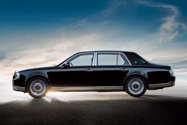 Ngoài ra, Toyota Century tại Nhật Bản còn có gói công nghệ an toàn chủ động Toyota Safety Sense tiêu chuẩn, bao gồm những tính năng như hệ thống phát hiện điểm mù, cảnh báo hỗ trợ đỗ xe, hệ thống ngăn va chạm sớm, cảnh báo chuyển làn đường, kiểm soát hành trình bằng radar và đèn pha thích ứng.