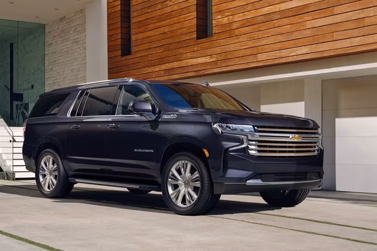  Chevrolet Tahoe và Suburban 2023 là hai mẫu xe mới nhất được trang bị hệ thống lái bán tự động Super Cruise (chỉ có trên các bản cao cấp nhất là High Country và Premier), bộ đôi này sẽ lên dây chuyền sản xuất vào cuối mùa hè năm nay.