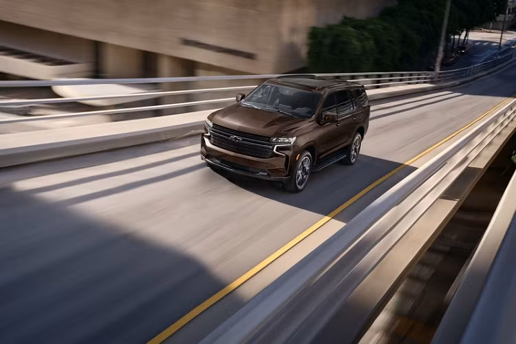 Bên cạnh đó, Chevrolet cung cấp cho Tahoe và Suburban một số tính năng đáng chú ý như cụm công cụ kỹ thuật số 12,3 inch, hệ thống thông tin giải trí 10,2 inch, hệ thống treo thích ứng với hành trình trên không, kiểm soát hành trình từ tính và hệ thống treo độc lập phía sau.