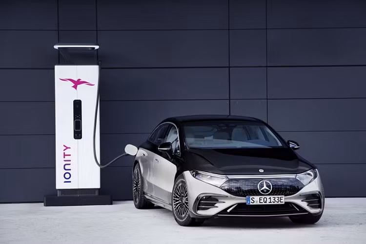 Mercedes-Benz EQS lap rap Thai Lan ve Viet Nam lieu gia co re?