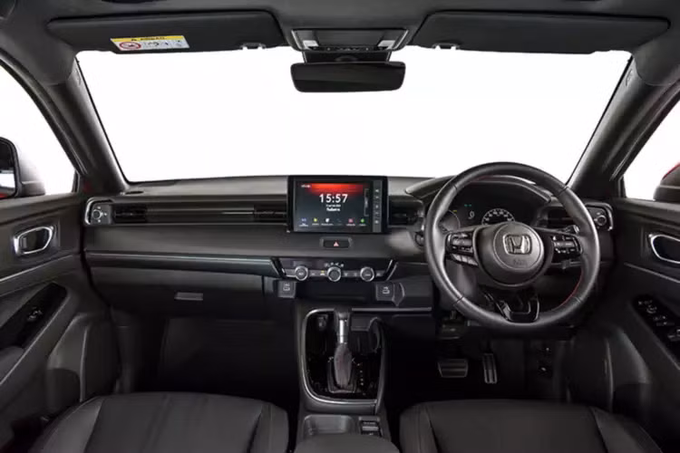 Nội thất Honda HR-V 2022 lắp ráp tại Thái Lan chỉ có duy nhất tông màu đen. Ghế được bọc da và các đường chỉ khâu màu đỏ. Hệ thống đề nổ (Start/Stop), chìa khóa thông minh, hệ thống điều hòa tự động có cửa gió cho hành khách phía sau. Ghế lái chỉnh điện 8 hướng, ghế hành khách phía trước chỉnh tay 4 hướng. Ghế sau gập theo tỷ lệ 60: 40, kiểu “ULTRA SEAT” với nhiều chế độ.