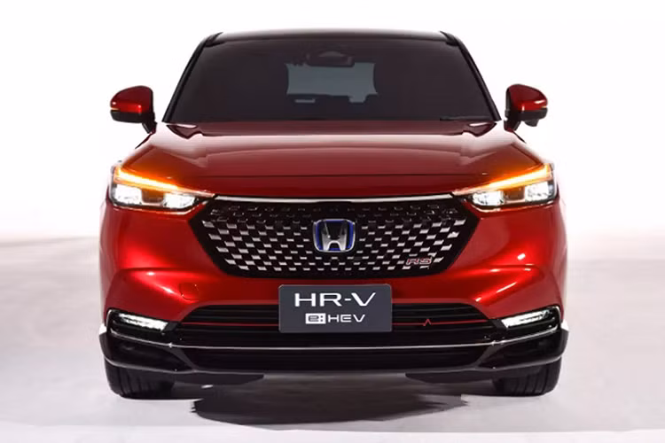 Honda HR-V 2022 tại Việt Nam sở hữu kích thước DxRxC lần lượt: 4.385 x 1.790 x 1.590 mm Chiều dài cơ sở 2.610 mm. Khoảng sáng gầm xe 196 mm. So với thế hệ cũ, HR-V 2022 dài hơn 39 mm, cùng chiều rộng, thấp hơn 15 mm, trong khi chiều dài cơ sở vẫn giữ nguyên.