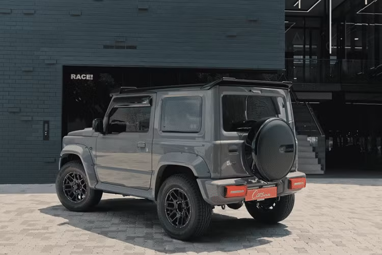 Phải thừa nhận rằng dù chiếc Suzuki nhỏ bé chỉ trang bị động cơ hút khí tự nhiên 1,5 lít, công suất 100 mã lực và mô-men xoắn 130 Nm nhưng hệ thống ống xả mới quả thực khiến nó trở nên nổi bật hơn nữa.