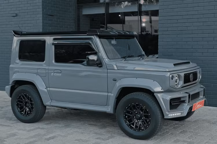Hiếm có mẫu xe nào thu hút được một lượng fan hâm mộ trung thành như Suzuki Jimny giá rẻ, và giờ đây, mẫu xe này càng củng cổ thêm vai trò đặc biệt nhờ một phiên bản độ tuyệt đẹp xuất hiện trên đường phố Nam Phi. Chiếc Suzuki Jimny đặc biệt này được chế tạo bởi Race!, một cửa hàng độ xe ở Nam Phi dành phần lớn thời gian làm việc cho những siêu xe và phương tiện hiệu suất cao khác.
