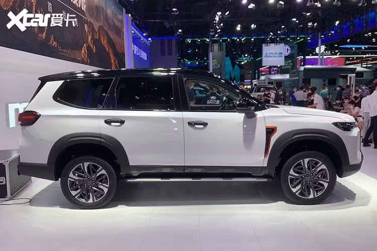Khác với Ford Territory mới, mẫu SUV Trung Quốc này được phát triển dựa trên khung gầm của xe bán tải. Được định vị trong phân khúc SUV cỡ lớn, MAXUS Territory 2023 mới có chiều dài 5.046 mm, chiều rộng 2.016 mm, chiều cao 1.876 mm và chiều dài cơ sở 2.950 mm. Với kích thước này, MAXUS Territory 2023 sẽ cạnh tranh với những đối thủ như Hyundai Palisade và Ford Explorer.