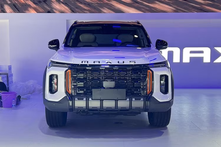 Ngay cả thiết kế ngoại thất của MAXUS Territory 2023 cũng khá giống với Hyundai Palisade, đặc biệt là khu vực đầu xe. Tại đây, mẫu SUV Trung Quốc này được trang bị lưới tản nhiệt hình chữ nhật cỡ lớn, sơn màu đen và nối liền với dải đèn LED định vị ban ngày nhỏ hẹp ở hai bên.