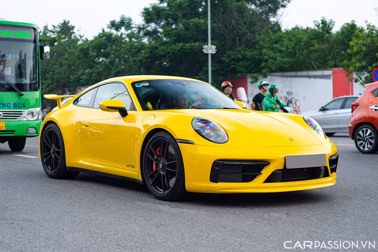 Chiếc Porsche 911 Carrera GTS 2022 mới này vừa được chủ nhân cho ra biển số và xuất hiện trên đường phố Hà Nội thời gian gần đây. Hiện nay phiên bản GTS của thế hệ 992 tại Việt Nam đã có 3 chiếc xuất hiện gồm 1 chiếc màu trắng, 1 chiếc màu đen và chiếc còn lại trong bài.