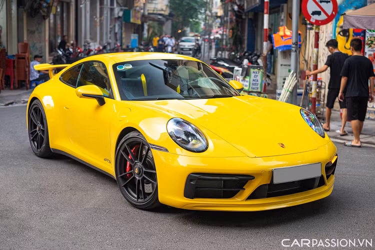 Chiếc Porsche 911 Carrera GTS tại Hà Nội sở hữu lớp sơn màu vàng Racing Yellow đặc trưng của hãng Porsche. Sự khác biệt của 911 Carrera GTS nằm ở ngoại thất với thiết kế nổi bật hơn, gói trang bị thể thao Sport Design cũng trở thành trang bị tiêu chuẩn thay vì tùy chọn.