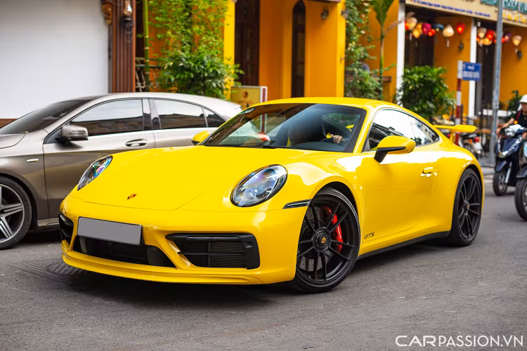 Hệ thống treo đặc biệt của GTS thừa hưởng từ phiên bản 911 Turbo và được tinh chỉnh, giúp xe vận hành chuẩn xác. Hệ thống treo chủ động của Porsche (PASM) được trang bị tiêu chuẩn cho phép bộ giảm xóc phản ứng tức thì với mọi tình huống.