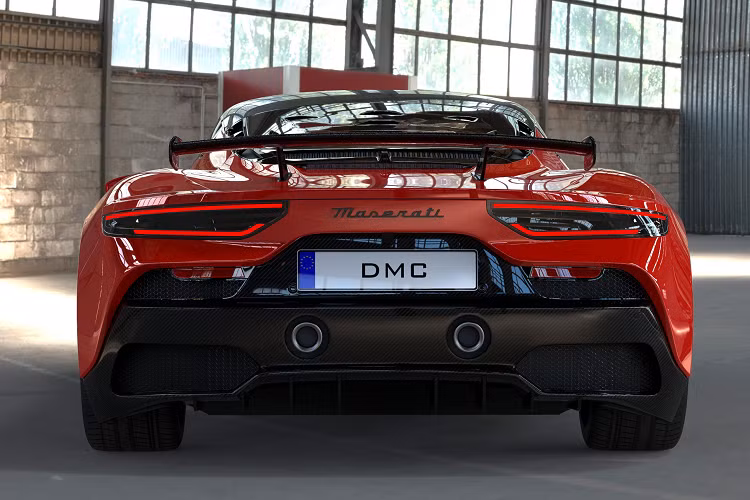 DMC cũng đã trang bị cho xe các phần líp ốp thân xe mới cho siêu xe Ý và trang bị cho xe một bộ khuếch tán phía sau bằng sợi carbon mới có thiết kế táo bạo hơn. Toàn bộ phần dưới phía sau đều được cấu tạo với tấm carbon lớn, hai bên chính là lưới tản nhiệt.