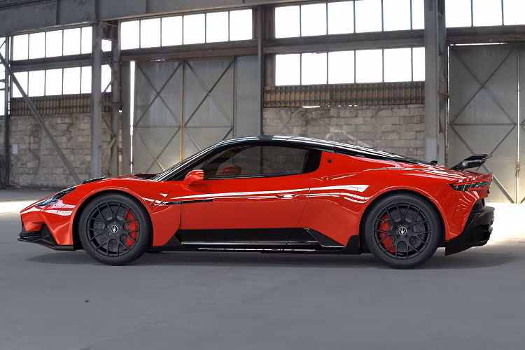 Ở phần cản trước, DMC độ Maserati MC20 thêm bộ chia mới để làm tăng thêm vẻ ngoài sang trọng của xe. Ngoài ra mẫu xe còn có một lưới tản nhiệt sợi carbon mới cũng như hệ thống các cửa hút gió bổ sung được tích hợp vào mui xe, từ đây tăng khả năng vận hành cũng như cải thiện tính khí động học trong thiết kế của mẫu xe nguyên bản.