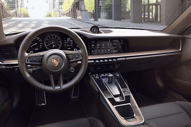 Chiếc xe thể thao Porsche 911 Carrera 4S của Chủ tịch Trung Nguyên mới mua có ngoại thất sơn màu đen với các điểm nhấn là sọc kép màu đỏ chạy dài trên nắp capô, lên trần xe và kéo xuống đuôi gió. Chưa hết, bên hông xe còn có thêm sọc đề-can màu đỏ cùng con số 18.
