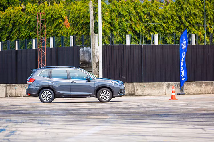 Hệ thống X-MODE trên Forester 2023 cũng được cải tiến với tính năng Auto Reserve (Tự động khôi phục). Tính năng này sẽ chuyển X-MODE sang “chế độ chờ” khi vận tốc trên 40 km/h, và kích hoạt trở lại khi vận tốc xuống dưới 35 km/h. Ngoài ra, tính năng Hỗ trợ Đổ dốc cũng được tinh chỉnh mượt mà hơn khi người lái tăng ga trong quá trình xuống dốc với X-MODE được kích hoạt.