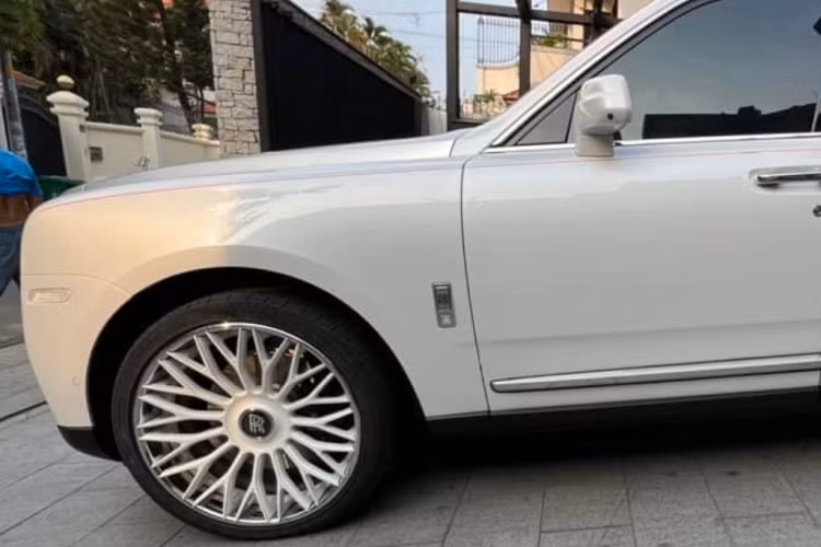 Dòng xe Rolls-Royce Cullinan được đặt một cái tên khá đặc biệt khi Cullinan vốn là tên viên kim cương 3.106 carat đẹp nằm trên vương miện Crown Jewels của Nữ hoàng Anh. Đây cũng chính là viên kim cương thô lớn nhất thế giới.