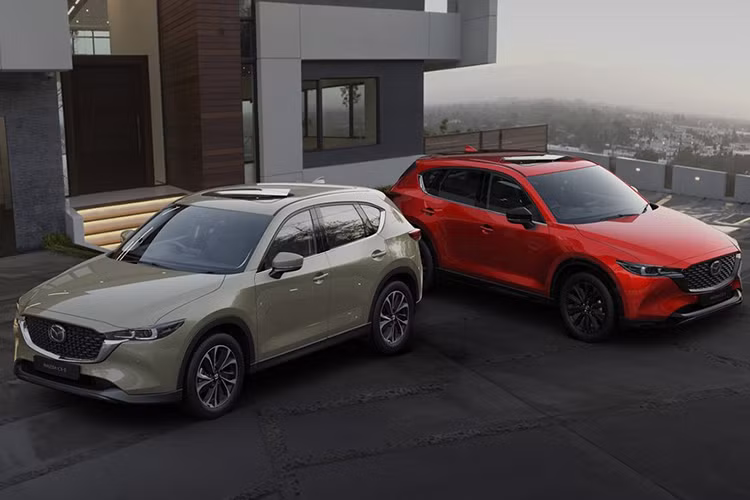 Khi mua Mazda CX-5 2022 bản Elite, khách hàng Indonesia có thể chọn các màu sơn như vàng cát, đỏ, xám, trắng và đen. Trong khi đó, bản Kuro có thêm màu xám Polymetal Gray nhưng không có màu vàng cát và đen. Dự kiến, sau Indonesia, Mazda CX-5 mới cũng sẽ nhanh chóng có mặt tại các thị trường Đông Nam Á khác như Việt Nam.