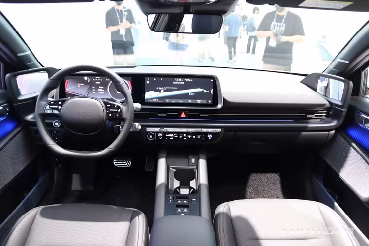 Giá xe Hyundai Ioniq 6 Stardard Range cho bản trang bị Exclusive dao động từ 54 - 54,5 triệu Won (971 - 980 triệu đồng). Trong khi đó, Long Range được chia thành 3 bản trang bị là Exclusive, Exclusive Plus và Prestige với giá dao động từ 58,5 - 64,5 triệu Won (1,05 - 1,16 tỷ đồng)