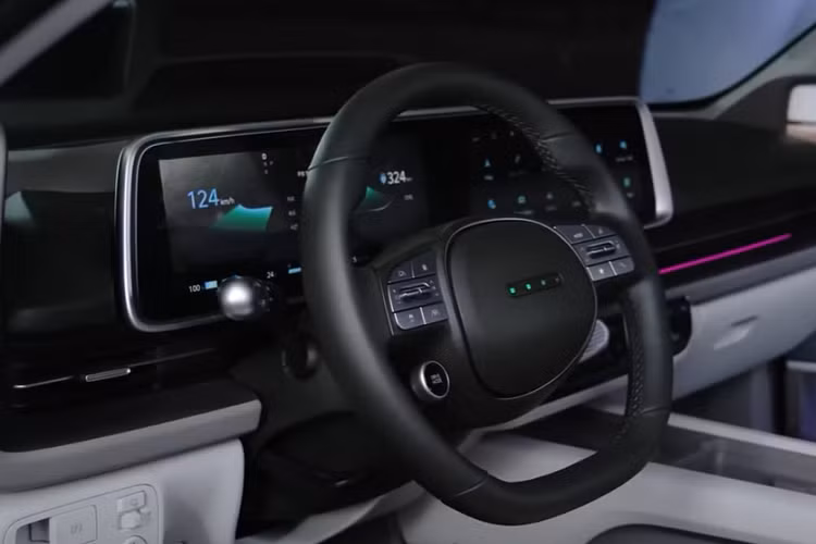 Mẫu xe ôtô điện Hyundai Ioniq 6 2023 sẽ có những trang bị tiêu chuẩn như màn hình rộng trên mặt táp-lô, bao gồm bảng đồng hồ kỹ thuật số 12,3 inch và màn hình thông tin giải trí. Tiếp đến là hệ thống sưởi pin, bơm nhiệt, hỗ trợ lái xe trên cao tốc, phanh tự động sau va chạm và 7 túi khí.