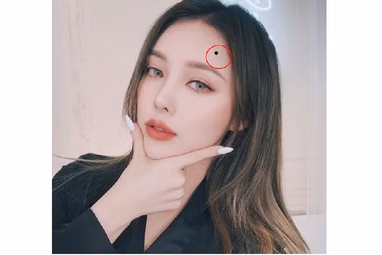 Người phụ nữ có nốt ruồi trên trán thường là người tài hoa, giàu có, còn nam giới là người có tài năng hơn người cho nên không được xóa bỏ nốt ruồi ở vị trí này. Ảnh: pinterest