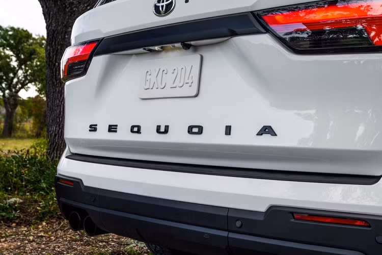 Đáng tiếc là những gói trang bị này không tác động đến sức mạnh động cơ của Toyota Sequoia 2022. Mẫu SUV cỡ lớn này được trang bị hệ truyền động hybrid mới, bao gồm mô-tơ điện kẹp giữa máy xăng i-Force Max V6, tăng áp kép, dung tích 3.5L và hộp số tự động 10 cấp.
