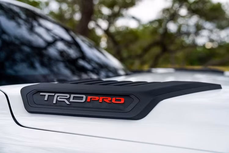 Hiện hãng Toyota chưa công bố thông tin chi tiết về trang bị nội thất của Sequoia TRD Pro 2022. Dự kiến, xe sẽ có bảng đồng hồ kỹ thuật số với màn hình 12,3 inch, màn hình thông tin giải trí dạng cảm ứng 14 inch và sạc điện thoại thông minh không dây.