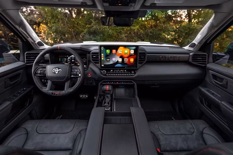 Trong khi đó, gói TRD Off-Road lại mang đến giảm xóc và lò xo TRD cũng như khóa vi sai cầu sau cho mẫu SUV cỡ lớn này. Bộ vành hợp kim 18 inch với thiết kế riêng và trục truyền động phía trước màu đỏ cũng nằm trong gói TRD Off-Road. Với gói TRD Off-Road, Toyota Sequoia 2022 cũng có thêm bộ bàn đạp bằng nhôm và nút bấm khởi động máy màu đỏ.