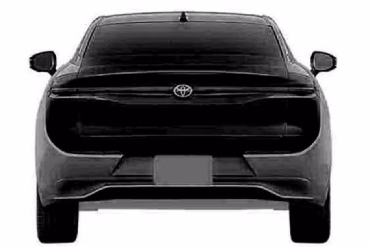 Toyota có thể sẽ trang bị động cơ hybrid 2.5 lít 4 xi-lanh cùng hộp số vô cấp CVT cho mẫu Crown Cross mới này. Ngoài ra xe còn có thể có động cơ 2,4 lít tăng áp với động cơ điện và hộp số tự động sáu cấp. Toyota Crown Cross sẽ còn có bản plug-in-hybrid.