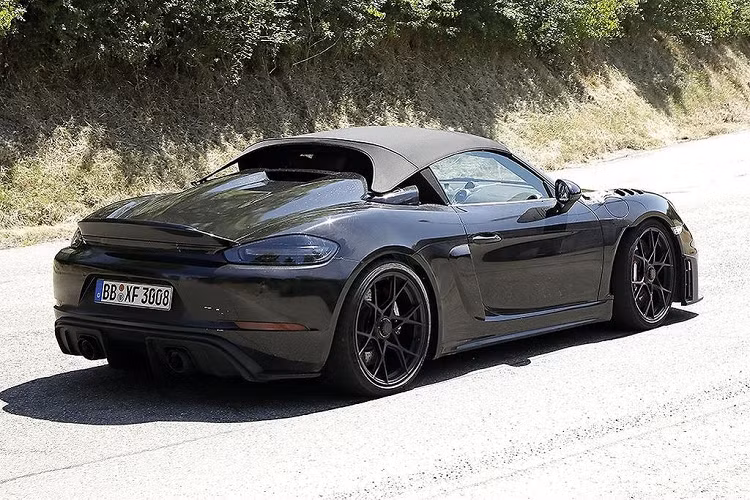 Mới đây nhất, các tay săn ảnh lại bắt gặp Porsche 718 Boxster Spyder RS 2023 mới đi chạy thử nghiệm trên đường phố tại Đức với không một lớp nguỵ trang. Qua hình ảnh nguyên mẫu có thể thấy “ngựa chiến” được thiết kế đậm tính khí động học.