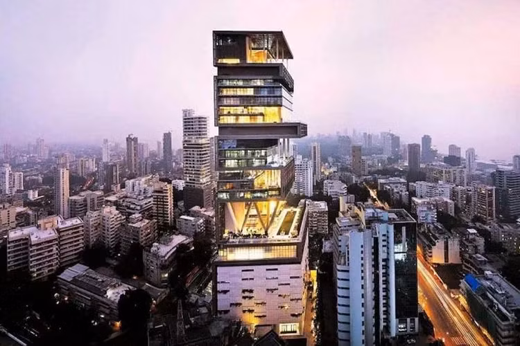Mukesh Ambani là ông trùm Ấn Độ, chủ Tập đoàn Reliance Industries kinh doanh hóa dầu, dầu khí, viễn thông và bán lẻ. Ông sống trong căn nhà trị giá 2 tỷ USD và sở hữu một bộ sưu tập xe hơi hạng sang và hiếm bậc nhất thế giới. Ước tính, số lượng xe mà gia đình Mukesh Ambani sở hữu lên tới 170 chiếc.