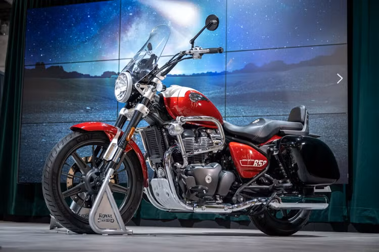 Tham gia triển lãm EICMA năm nay, thương hiệu Royal Enfield đã chính thức vén màn mẫu mô tô phân khối lớn hoàn toàn mới mang tên Super Meteor 650. "Trái tim" của Royal Enfield Super Meteor 650 2023 mới vẫn là khối động cơ xi-lanh đôi song song, dung tích 648cc quen thuộc.