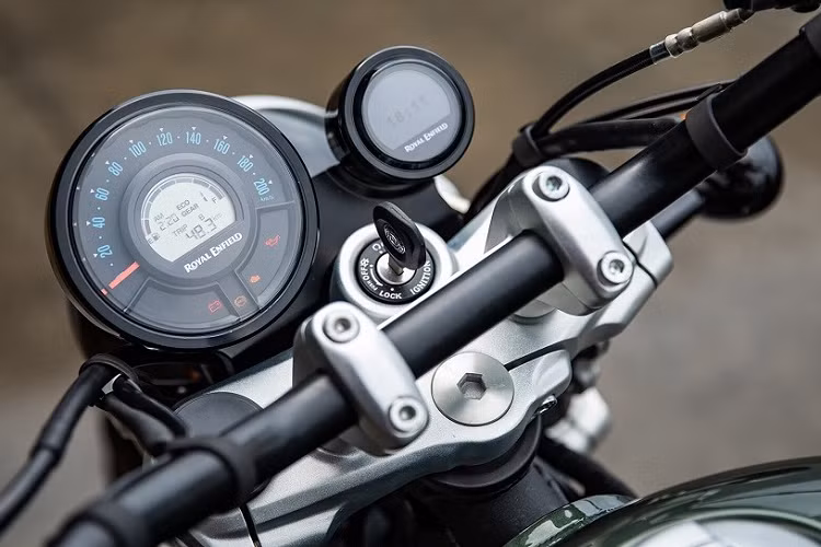 Ngoài ra, hãng Royal Enfield còn chú ý đến những chi tiết nhỏ trên xe như khu vực nút bấm bằng nhôm đúc trên tay lái. Tiếp đến là bộ vành có đường kính 19 inch phía trước và 16 inch đằng sau, đi với lốp không săm Ceat. Hệ thống phanh của Royal Enfield Super Meteor 650 2023 bao gồm đĩa phanh đơn 320 mm trên bánh trước và 300 mm trên bánh sau.