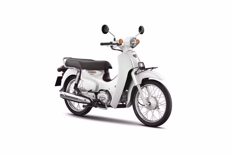 Sự trở lại của bộ màu sắc này mang đến cho Honda Super Cub dáng vẻ quen thuộc, mượt mà và hoàn toàn ăn nhập với kiểu dáng hiện tại của xe, đồng thời tạo nên cho xe vẻ lịch sự và độc đáo với logo xe hoàn toàn mới. Cụ thể, Honda Super Cub mới sẽ có 4 tùy chọn màu gồm Đen, Trắng, Đỏ Trắng và Xanh Trắng.