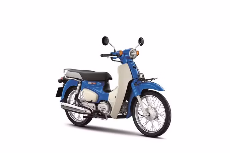 Ngoài thay đổi trên, thiết kế tổng thể và các trang bị khác trên xe vẫn không có gì khác so với phiên bản 2021 trước đó. Các điểm thiết kế quen thuộc trên Super Cub vẫn hiện diện với đèn pha tròn, đèn xi-nhan rời, và gương chiếu hậu dạng tròn.