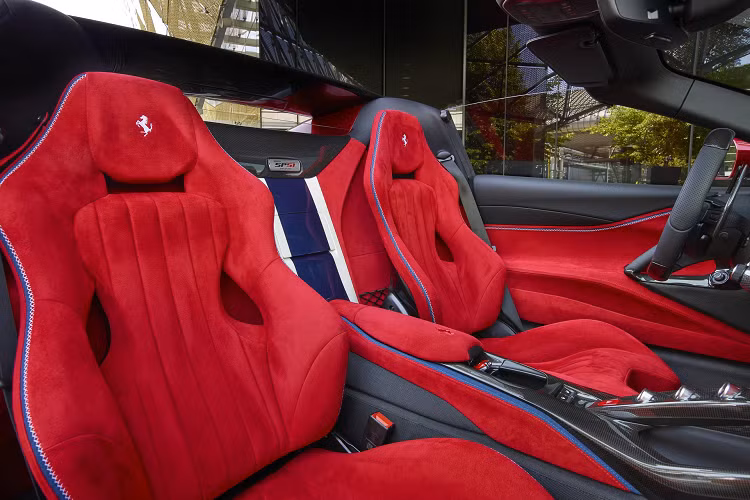 Chi tiết được cho rằng bắt mắt nhất trong thiết kế của Ferrari SP51 là cánh carbon nằm ngang kết nối hai bệ nằm phía sau ghế lái và hành khách. Ferrari cho biết đây là một chi tiết mang phong cách đến các thiết kế targa được sử dụng trên các nguyên mẫu thể thao những năm 1960, trong đó thanh trung tâm tăng thêm sức mạnh và che giấu một vòng lăn an toàn.