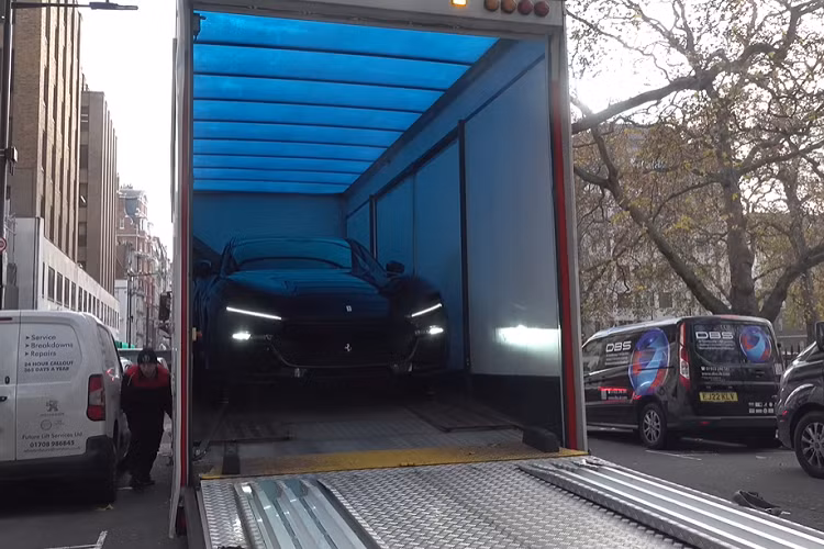 Đối với những người đam mê ở London, Giáng sinh gần đây đã đến sớm khi HR Owen nhận được một mẫu siêu SUV Ferrari Purosangue màu đen bóng đáng yêu và để nó trong phòng trưng bày của mình cho mọi người chiêm ngưỡng.