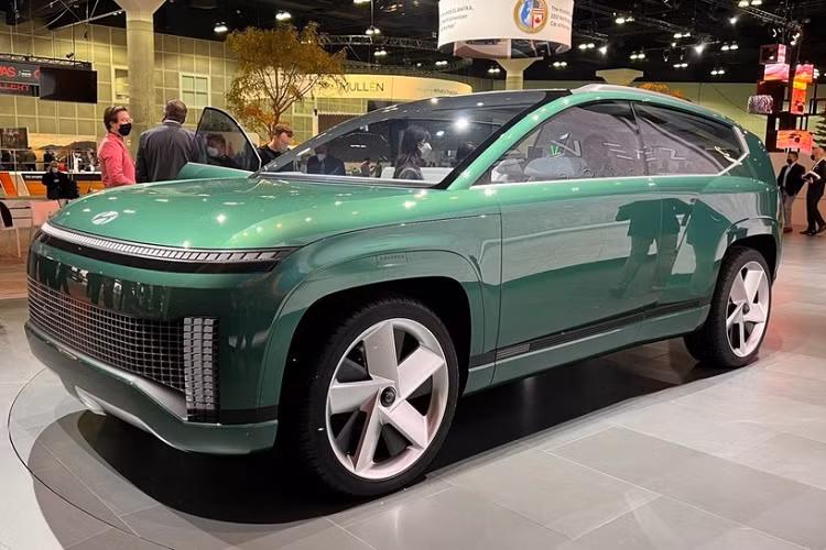  Hyundai Ioniq 7 2023 mới là mẫu SUV thuần điện đã lần đầu tiên trình làng dưới dạng xe ý tưởng có tên SEVEN Concept trong triển lãm Ô tô Los Angeles 2021 diễn ra vào tháng 11 năm ngoái. Đến nay, thông tin cụ thể hơn về Hyundai Ioniq 7 đã được giới truyền thông nước ngoài hé lộ.