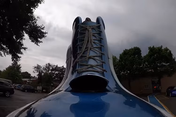 Theo thông tin có được từ video, chiếc Roller Skate Car độc nhất, vô nhị này có chiều cao 4,26 mét, chiều dài 3,9 mét, và nặng khoảng 1.270 kg.