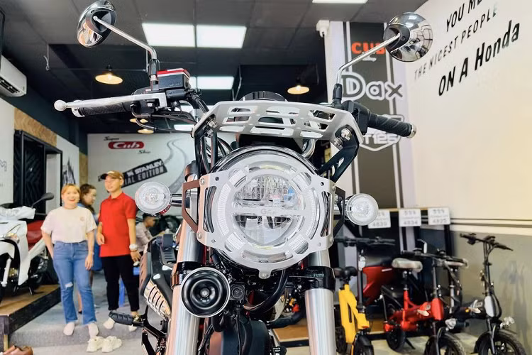Mẫu minibike Honda Dax ST125 2023 phong cách "chó lạp xưởng" này là sự kết hợp giữa kiểu dáng cổ điển và trang bị hiện đại. Về thiết kế, Dax ST125 vẫn tôn trọng truyền thống của mình với thiết kế thân xe hình chữ T đặc trưng. 