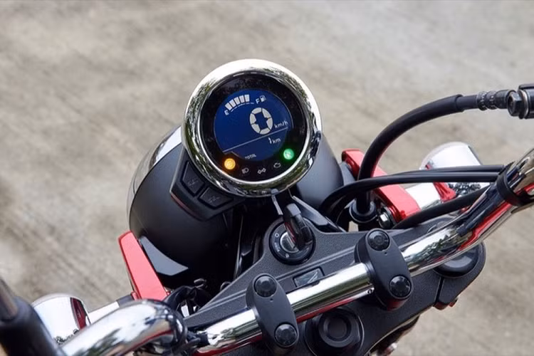 Về trang bị, Honda Dax ST125 sở hữu hệ thống đèn pha và đèn hậu dạng LED, bảng đồng hồ tốc độ điện tử kết hợp phím bấm chức năng. Ngoài ra, Honda còn cung cấp cho Dax ST125 bộ phụ kiện chính hãng bao gồm bảo vệ đèn, baga chở hàng...