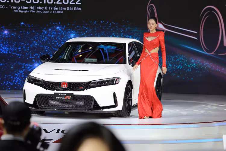 Tới thời điểm hiện tại, Honda Việt Nam vẫn chưa công bố giá bán chính thức của Honda Civic Type R 2023. Theo tham khảo từ đại lý, mẫu hatchback này có giá dự kiến trên 2 tỷ đồng.