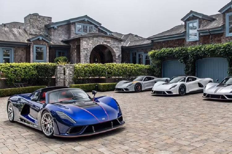 Hãng xe Hennessey cho biết sẽ sản xuất ra 30 chiếc siêu xe Venom F5 Roadster, nhiều hơn 6 xe so với bản Coupe và đi kèm là mức giá bán 3 triệu USD (tương đương 70 tỷ đồng), đắt hơn 600.000 USD.