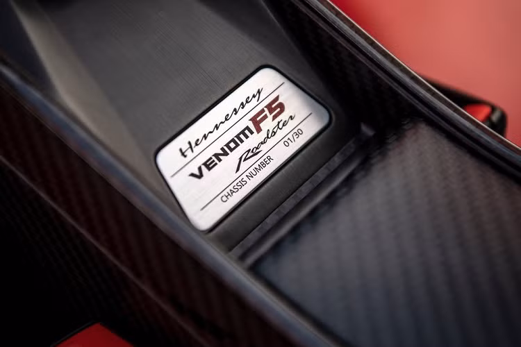 Venom F5 Roadster vẫn sử dụng khối động cơ V8, tăng áp kép, dung tích 6.6 lít sản sinh ra công suất tối đa 1.842 mã lực và mô-men xoắn cực đại 1.617 Nm.