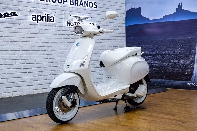 Giá xe Vespa Sprint Justin Bieber sẽ được bán ra chính hãng tương ứng cho hai phiên bản là Sprint 125 và Sprint 150 lần lượt ở mức 115,8 triệu đồng và 132 triệu đồng. Sự xuất hiện của Vespa Sprint Justin Bieber 2022 mới đã nâng số phiên bản của dòng xe này lên con số 5, bên cạnh 3 bản hiện có là 125, S125 và S150.