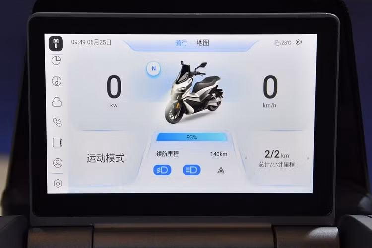 Bên cạnh điểm đặc biệt trên, Real 5T còn gây ấn tượng bởi hàng loạt trang bị cao cấp khác. Đầu tiên, xe máy điện Bicose Real 5T sở hữu đồng hồ là màn hình màu TFT có khả năng đóng mở. Đây là nơi hiển thị nhiều thông tin của xe cũng như các tính năng giải trí, tiện ích nhờ xe sử dụng hệ điều hành riêng. Các tính năng này có thể kể đến khóa thông minh NFC, hệ thống định vị dẫn đường, giải trí trực tuyến, hiển thị thông tin thời tiết, dữ liệu hành trình và nhiều tính năng tương tự hệ thống giải trí trên xe ôtô ngay nay.