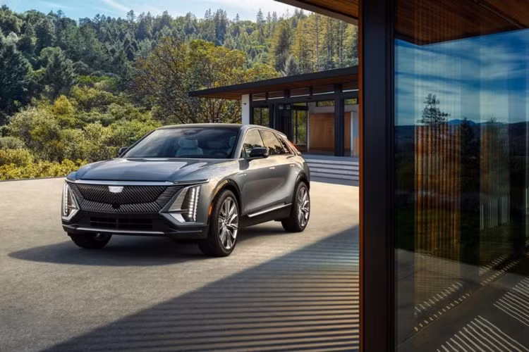 Cadillac cho biết các đợt giao hàng đầu tiên của Lyriq 2024 dự kiến sẽ diễn ra vào mùa xuân năm 2023. Các tính năng, thông số kỹ thuật, giá cả và màu sắc của model 2024 sẽ được hãng công bố ở gần thời điểm bắt đầu sản xuất. Khách hàng có thể đặt cọc trước đối với Cadillac Lyriq 2024 mới từ ngày 22/6/2022 với số tiền cọc chỉ 100 USD (khoảng 2,3 triệu đồng).