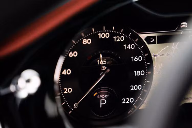 Ghế thể thao với tùy chọn biểu tượng S hoặc biểu tượng Bentley được thêu trên tựa đầu. Các trang bị khác chỉ có trên biến thể S bao gồm bậc cửa LED logo Bentley, đồ họa mới cho đồng hồ điều khiển và màn hình giải trí trung tâm, huy hiệu S trên cụm phím chức năng.