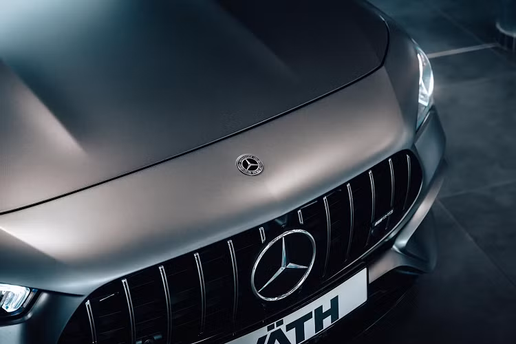Chiếc xe hiện đã được chứng nhận đạt tốc độ từ 0 - 100 km/h chỉ trong 3,7 giây, giảm nhẹ so với mẫu xe tiêu chuẩn.
